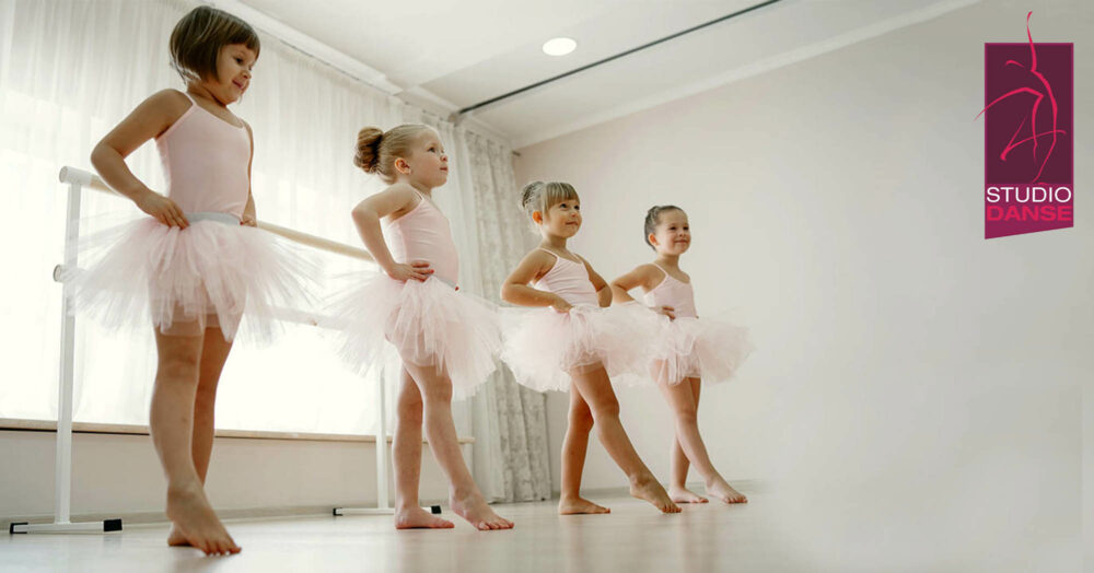 Ballerine Danseuse De Ballet Et Art De La Performance Dansant Sur De La  Musique Classique Flexibilité